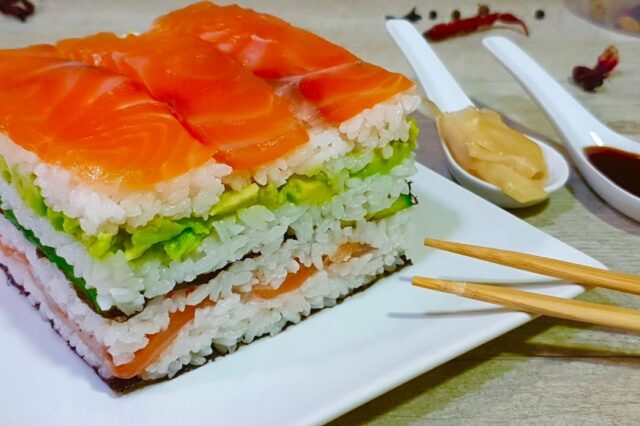 Слоеный суши-салат с красной рыбой и авокадо
