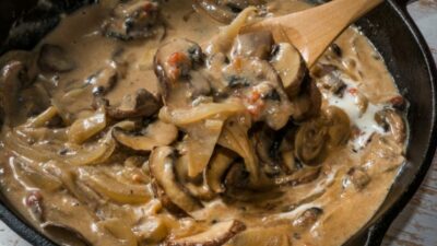 Бефстроганов из свинины с шампиньонами в сливках