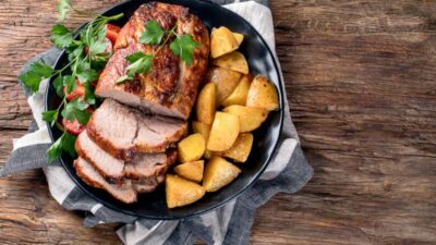 Жареная свиная вырезка с вишневым соусом