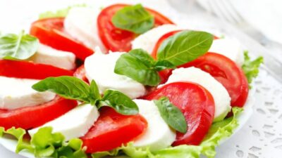 Салат «Капрезе» с каперсами и базиликом