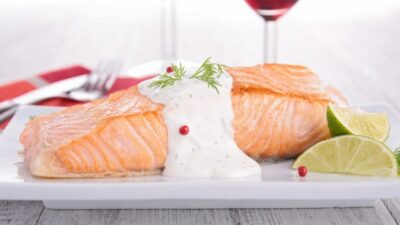Стейк из семги со сливочным соусом в духовке