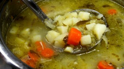 Рассольник по-польски со сметаной и зеленью