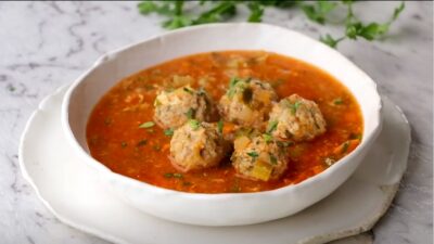 Пикантный суп с фрикадельками и креветками