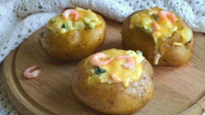 Картофель с огурцами и креветками в духовке