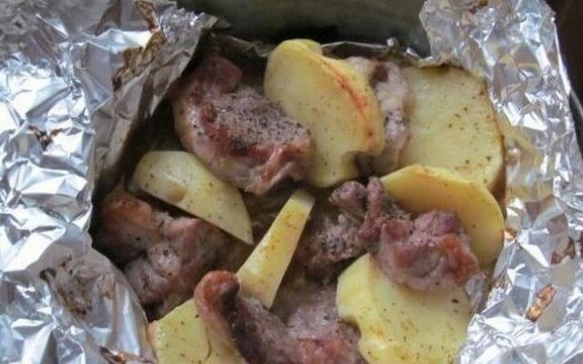Запеченный картофель со свининой в фольге