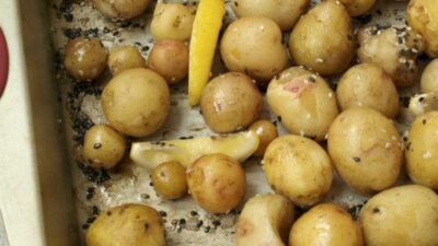 Молодой картофель с лимоном и кунжутом в фольге