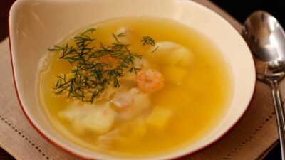 Уха из тилапии с креветками на овощном бульоне