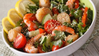 Салат из судака с креветками и овощами