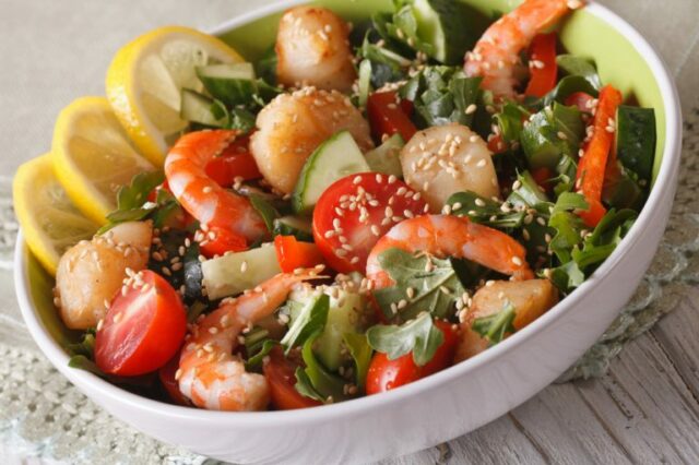 Салат из судака с креветками и овощами