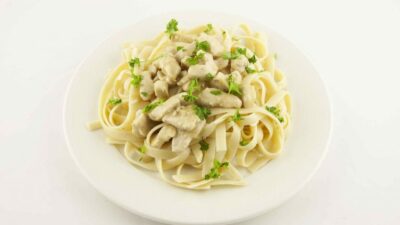 Паста с курицей и прованскими травами в сметанном соусе