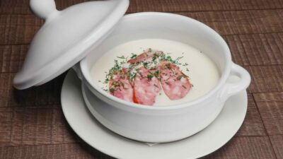Сырный суп с копчеными сосисками и сухариками