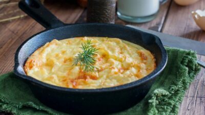 Картофельная запеканка с сыром и луком на сковороде