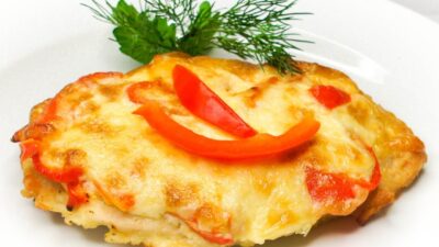 Куриное филе с помидорами и сыром по-французски