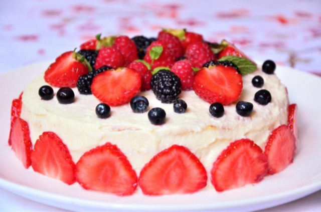 Творожный блинный торт с ягодами