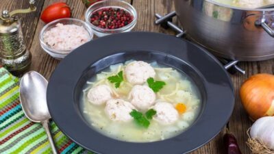Куриный суп с фрикадельками, вермешелью и петрушкой