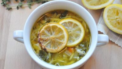 Куриный суп с яичной лапшой и лимоном