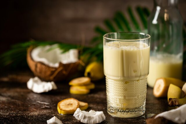 Бананово-молочный коктейль с корицей и ванилином