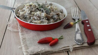 Вешенки с луком в сметане в духовке