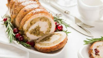 Рулет из индейки со шпинатом и курагой