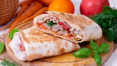 Шаурма с индейкой и кефирным соусом
