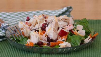 Салат с маринованной индейкой и яблоком
