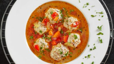 Куриные тефтели с брокколи и фасолью