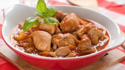 Тушеная курица с чесноком и травами в мультиварке