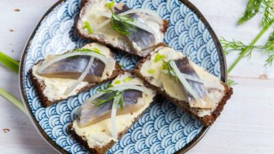 Бутерброды с сельдью, яйцом и лимоном