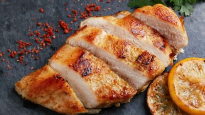 Запеченные куриные грудки в сырной панировке с томатным соусом