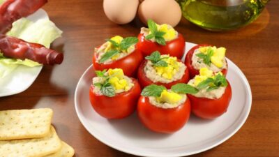 Фаршированные помидоры с яйцами и укропом