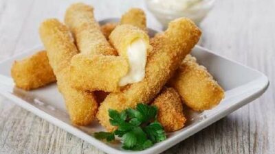 Сырные палочки в молочном кляре