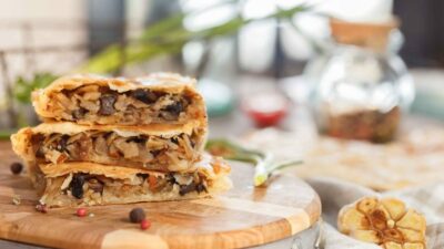 «Наполеон» с куриной печенью и белыми грибами