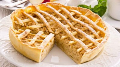 Открытый яблочный пирог с корицей и миндалем
