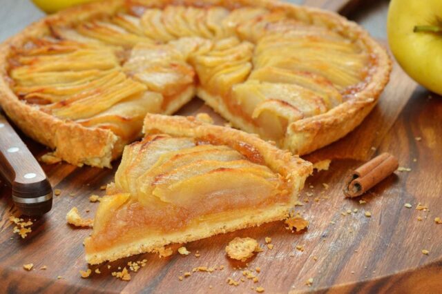 Французский яблочный пирог с коньяком