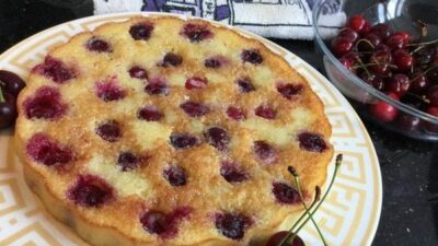 Вишневый манник на кефире с мукой в мультиварке