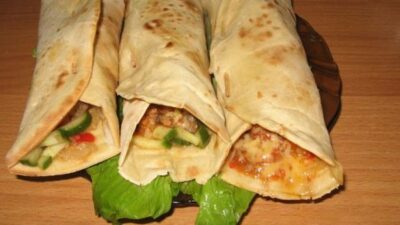 Буррито с курицей и овощами в духовке