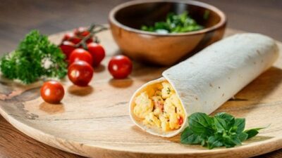 Буррито с омлетом и шпинатом