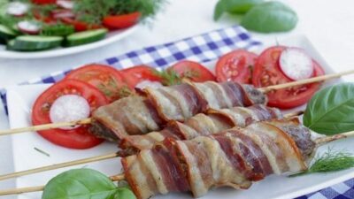 Люля-кебаб из курицы со свининой в беконе