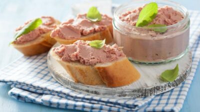 Паштет из куриной печени с маслом и мускатным орехом