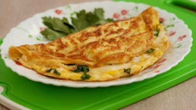 Омлет с овсяными хлопьями и сыром на молоке