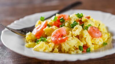 Омлет с маринованными морепродуктами и пармезаном