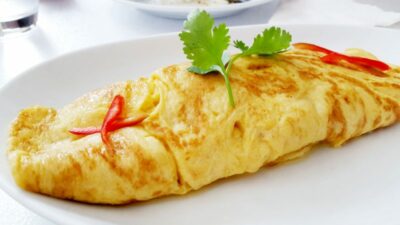 Рулет из омлета с ветчиной и сыром на сковороде