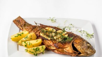Запеченный карп в лимонном соке с картофелем