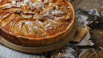 Быстрая яблочная шарлотка в микроволновке
