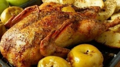 Утка с яблоками в лимонном соусе