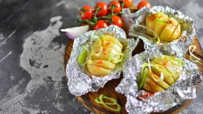 Запеченный картофель с луком и салом в фольге