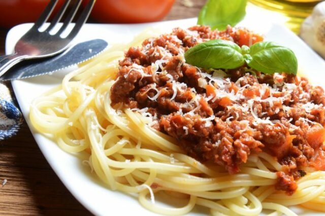 Спагетти с сырно-мясным соусом