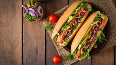 Хот-дог с куриными сосисками и овощами