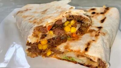 Хот-дог с фаршем и кукурузой в тонком лаваше