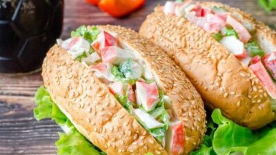 Хот-дог с крабовыми палочками и киви